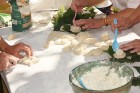 Amatas novada Āraišu vējdzirnavās Maizes dienā smaržoja klaipiņi, rosījās cepējas baltos priekšautos un pulciņiem vien nākca viesi - rudzu maizes cien 21