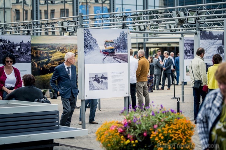 Centrālās dzelzceļa stacijas laukumā Rīgā, pie tirdzniecības centra Origo tika atklāta VAS Latvijas Valsts ceļi un ceļu nozares simtgadei veltīta izst 260728