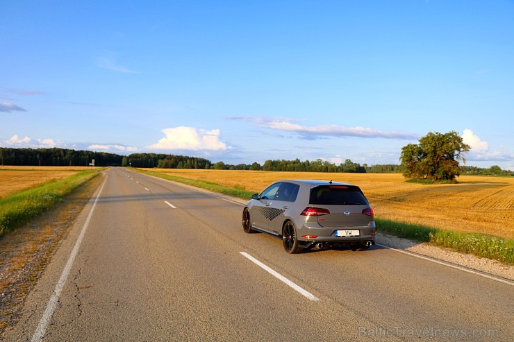 Travelnews.lv apceļo Latviju ar jauno un jaudīgo «VW Golf GTI TRC» 260979