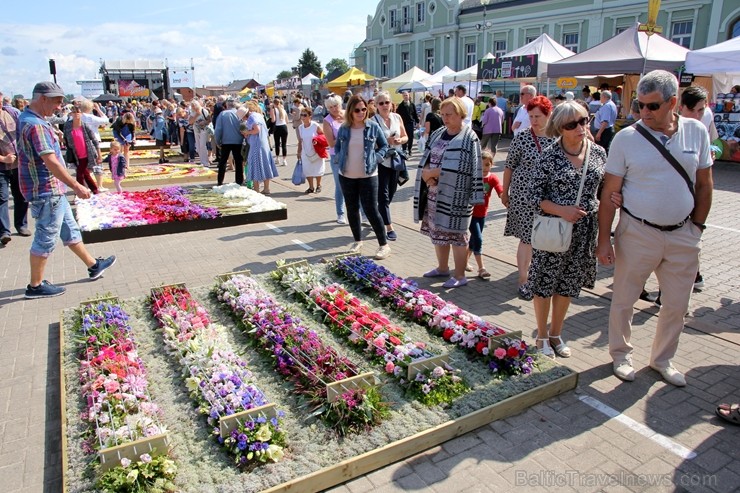 Ar daudzveidīgu svētku programmu un ne vienu vien muzikālu pārsteigumu svin Ventspils pilsētas svētkus 261305