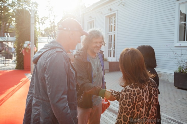 Dzintaru koncertzālē Jūrmalā Balkānu enerģija ar pozitīvu emociju vilni pārņēma visus festivāla 