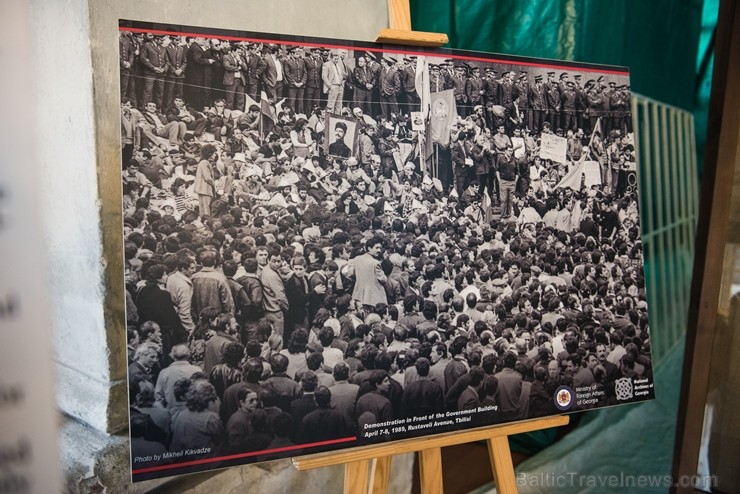 Izstādē apskatāmi fotoattēli, kas vēsta par traģiskajiem 1989. gada 9. aprīļa notikumiem, kad līdzīgi kā Baltijas valstīs Gruzijas iedzīvotāji pulcējā 261521