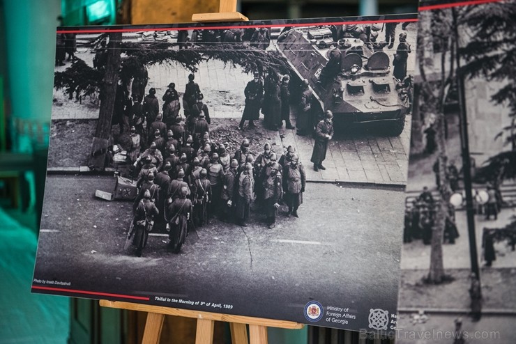 Izstādē apskatāmi fotoattēli, kas vēsta par traģiskajiem 1989. gada 9. aprīļa notikumiem, kad līdzīgi kā Baltijas valstīs Gruzijas iedzīvotāji pulcējā 261522