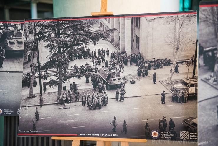 Izstādē apskatāmi fotoattēli, kas vēsta par traģiskajiem 1989. gada 9. aprīļa notikumiem, kad līdzīgi kā Baltijas valstīs Gruzijas iedzīvotāji pulcējā 261523