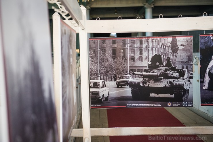 Izstādē apskatāmi fotoattēli, kas vēsta par traģiskajiem 1989. gada 9. aprīļa notikumiem, kad līdzīgi kā Baltijas valstīs Gruzijas iedzīvotāji pulcējā 261525