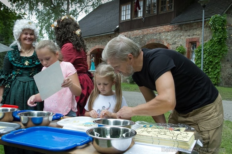 Pie Andreja Pumpura Lielvārdes muzeja ikviens baudīja muzikāli teatrālus priekšnesumus, kā arī bruņinieku cīņu paraugdemonstrējumus 261875