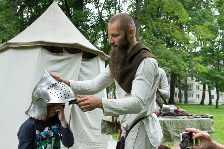 Pie Andreja Pumpura Lielvārdes muzeja ikviens baudīja muzikāli teatrālus priekšnesumus, kā arī bruņinieku cīņu paraugdemonstrējumus 261877