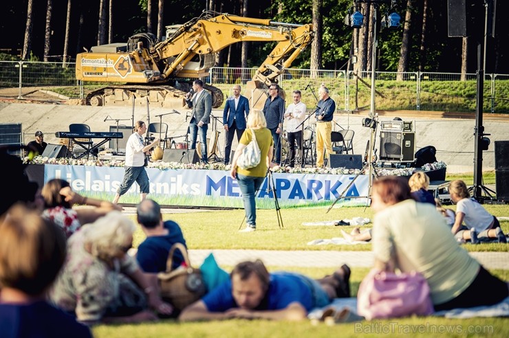 Mežaparka Lielajā estrādē 15 000 kvadrātmetros, kurus sedz zaļa zālīte, bija unikāla iespēja pirmo reizi atpūsties Latvijā lielākajā piknikā un vienla 262293