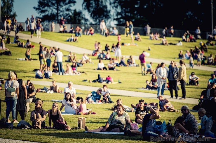 Mežaparka Lielajā estrādē 15 000 kvadrātmetros, kurus sedz zaļa zālīte, bija unikāla iespēja pirmo reizi atpūsties Latvijā lielākajā piknikā un vienla 262294