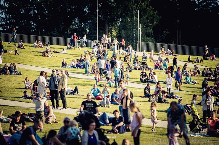 Mežaparka Lielajā estrādē 15 000 kvadrātmetros, kurus sedz zaļa zālīte, bija unikāla iespēja pirmo reizi atpūsties Latvijā lielākajā piknikā un vienla 262297