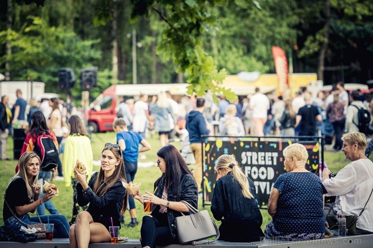 Mežaparka Lielajā estrādē 15 000 kvadrātmetros, kurus sedz zaļa zālīte, bija unikāla iespēja pirmo reizi atpūsties Latvijā lielākajā piknikā un vienla 262308