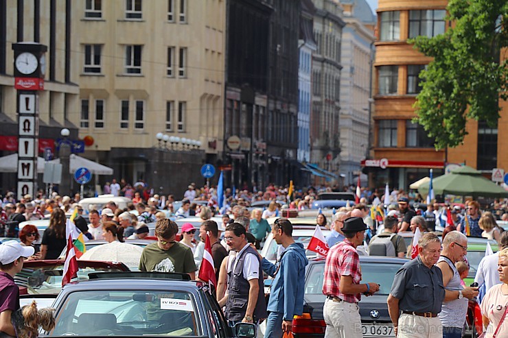 Par godu Baltijas ceļa 30. gadadienai Rīgā piestāj vēsturiski spēkrati 262440