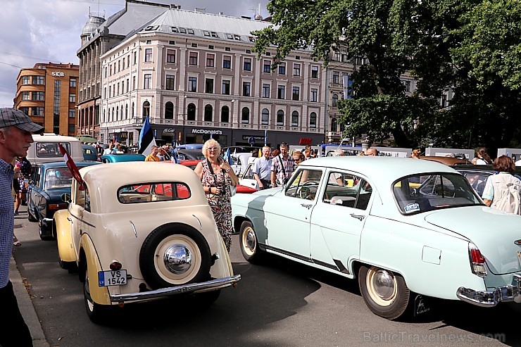 Par godu Baltijas ceļa 30. gadadienai Rīgā piestāj vēsturiski spēkrati 262457