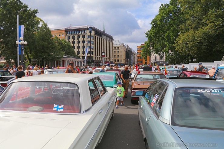 Par godu Baltijas ceļa 30. gadadienai Rīgā piestāj vēsturiski spēkrati 262463