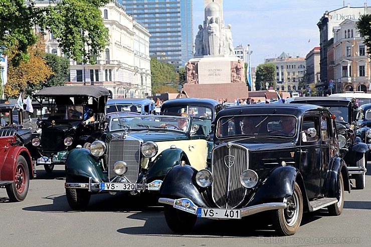 Par godu Baltijas ceļa 30. gadadienai Rīgā piestāj vēsturiski spēkrati 262467