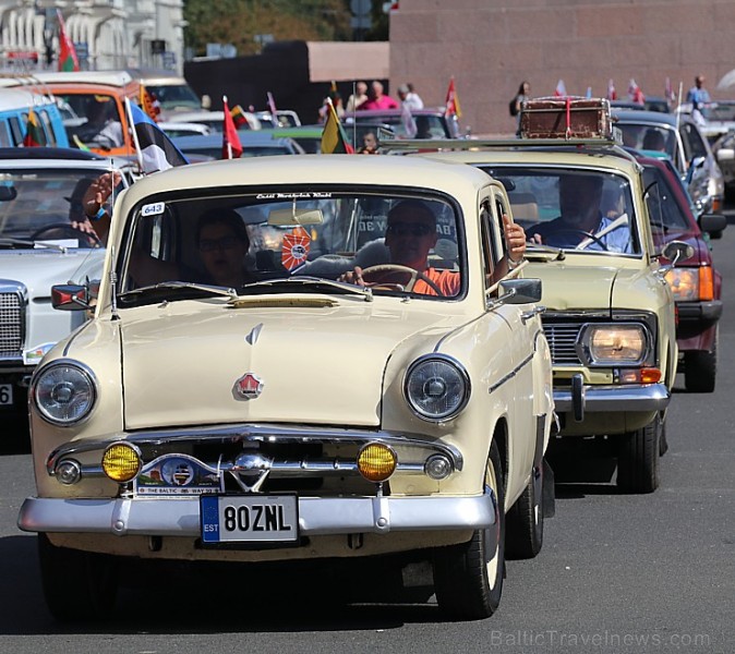 Par godu Baltijas ceļa 30. gadadienai Rīgā piestāj vēsturiski spēkrati 262478