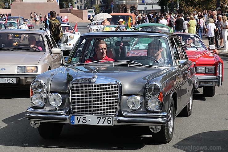 Par godu Baltijas ceļa 30. gadadienai Rīgā piestāj vēsturiski spēkrati 262481