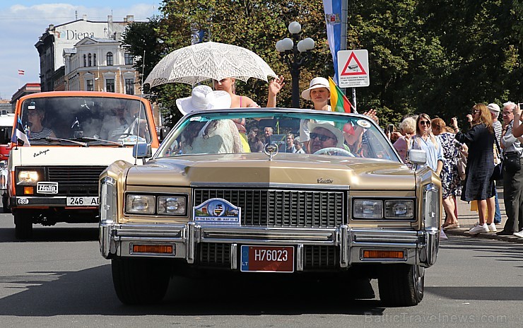 Par godu Baltijas ceļa 30. gadadienai Rīgā piestāj vēsturiski spēkrati 262486