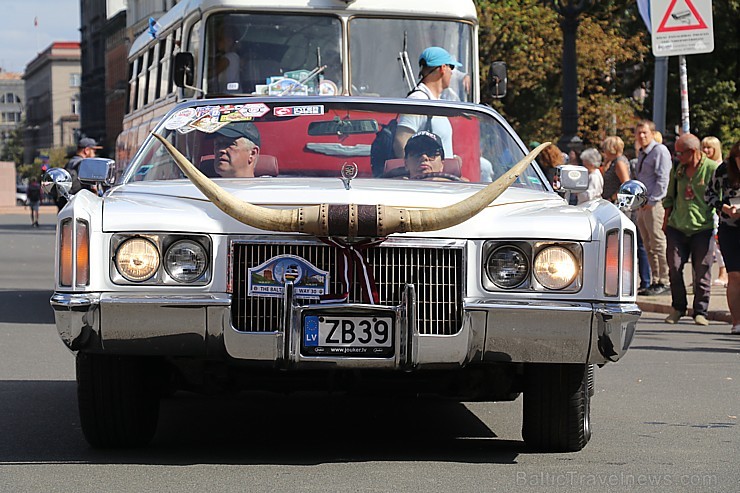 Par godu Baltijas ceļa 30. gadadienai Rīgā piestāj vēsturiski spēkrati 262488