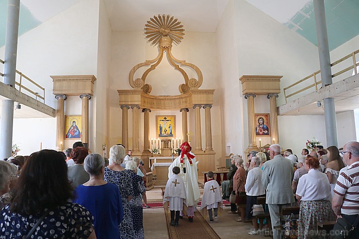 Ikšķiles Svētā Meinarda Romas katoļu draudzes dievnams organizē svinīgu Iestiprināšanas sakramenta ceremoniju 262496