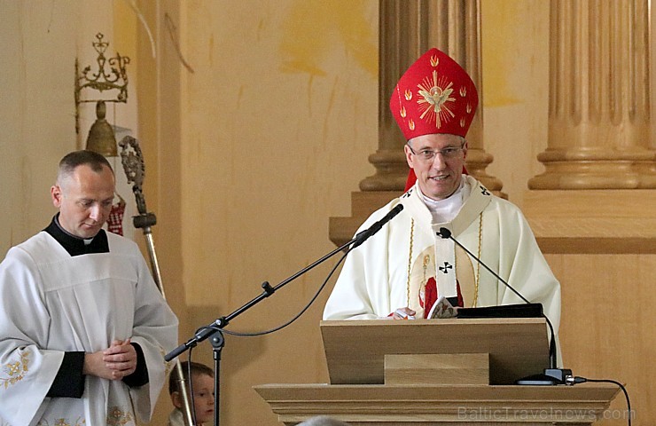Ikšķiles Svētā Meinarda Romas katoļu draudzes dievnams organizē svinīgu Iestiprināšanas sakramenta ceremoniju 262503