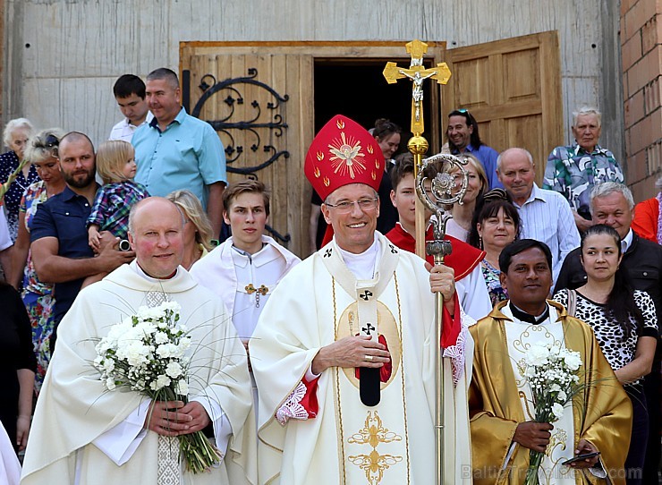 Ikšķiles Svētā Meinarda Romas katoļu draudzes dievnams organizē svinīgu Iestiprināšanas sakramenta ceremoniju 262511