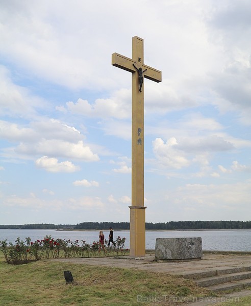 Līdz septembra vidum ar sausām kājām var aizkļūt uz Meinarda salu un senāko mūra ēku Latvijā 262524