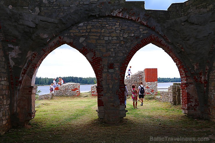 Līdz septembra vidum ar sausām kājām var aizkļūt uz Meinarda salu un senāko mūra ēku Latvijā 262527