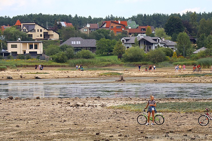 Līdz septembra vidum ar sausām kājām var aizkļūt uz Meinarda salu un senāko mūra ēku Latvijā 262533