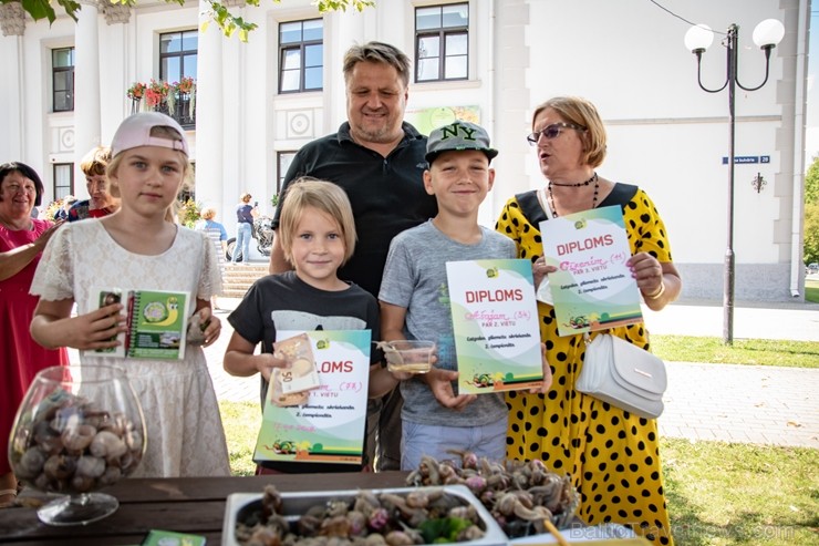 Preiļu pilsētas svētkos tika rīkotas īpašās sacensībās - Latgales gliemežu skriešanas 2. čempionāts 262626