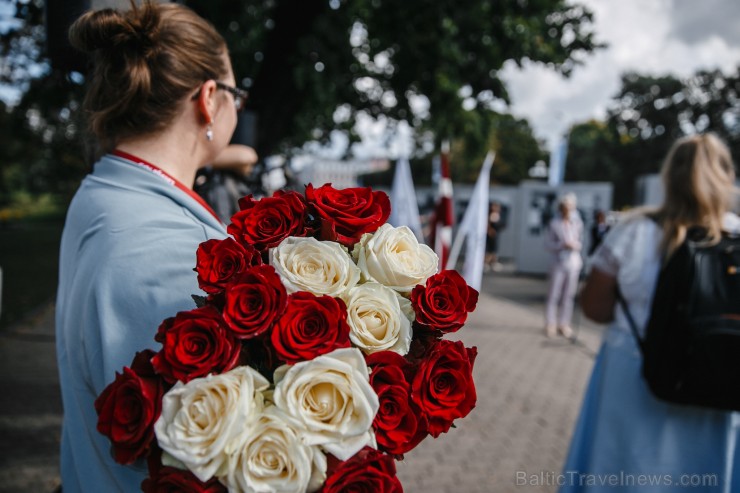 Ar svinīgu sarīkojumu pie Brīvības pieminekļa un izstādi 