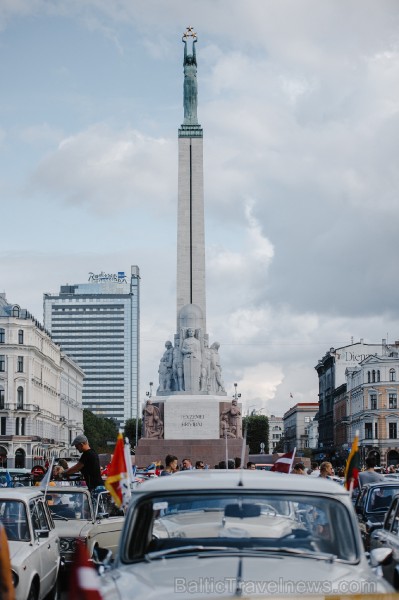 Ar svinīgu sarīkojumu pie Brīvības pieminekļa un izstādi 