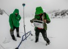 Latvijas Universitātes zinātnieki atgriezušies no ekspedīcijas Svalbāras arhipelāgā, kur tie pētīja ledājus un vides piesārņojumu vietā, kuru no Zieme 28