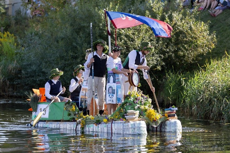 Vairāk kā 42 000 piena pakas tika pārvērstas vērienīgos peldlīdzekļos, ko draugu kompānijas, uzņēmēji un kolektīvi darbinot tikai ar savu spēku varonī 264243