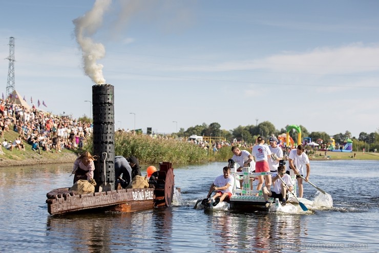 Vairāk kā 42 000 piena pakas tika pārvērstas vērienīgos peldlīdzekļos, ko draugu kompānijas, uzņēmēji un kolektīvi darbinot tikai ar savu spēku varonī 264248