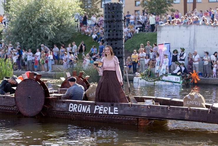 Vairāk kā 42 000 piena pakas tika pārvērstas vērienīgos peldlīdzekļos, ko draugu kompānijas, uzņēmēji un kolektīvi darbinot tikai ar savu spēku varonī 264254