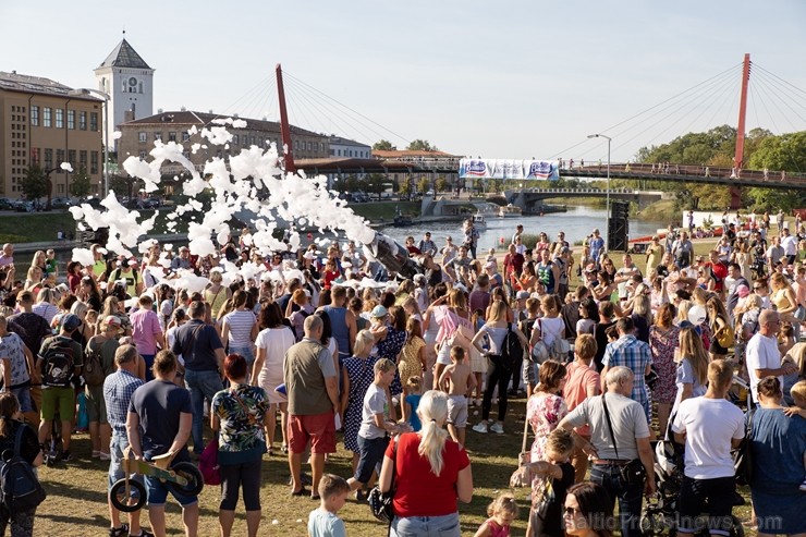 Vairāk kā 42 000 piena pakas tika pārvērstas vērienīgos peldlīdzekļos, ko draugu kompānijas, uzņēmēji un kolektīvi darbinot tikai ar savu spēku varonī 264264