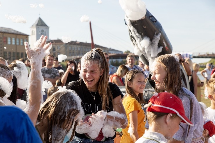 Vairāk kā 42 000 piena pakas tika pārvērstas vērienīgos peldlīdzekļos, ko draugu kompānijas, uzņēmēji un kolektīvi darbinot tikai ar savu spēku varonī 264266