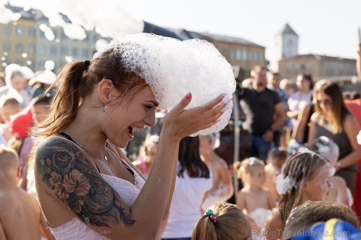 Vairāk kā 42 000 piena pakas tika pārvērstas vērienīgos peldlīdzekļos, ko draugu kompānijas, uzņēmēji un kolektīvi darbinot tikai ar savu spēku varonī 264267