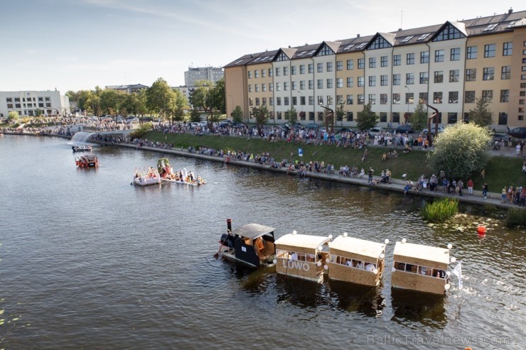 Vairāk kā 42 000 piena pakas tika pārvērstas vērienīgos peldlīdzekļos, ko draugu kompānijas, uzņēmēji un kolektīvi darbinot tikai ar savu spēku varonī 264288