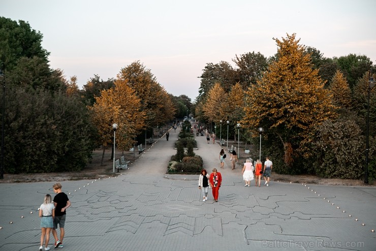 Senās uguns nakts ietvaros sveču un ugunskura gaismā Liepājas pludmalē noslēdzās jau devītais festivāls 