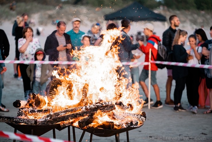 Senās uguns nakts ietvaros sveču un ugunskura gaismā Liepājas pludmalē noslēdzās jau devītais festivāls 