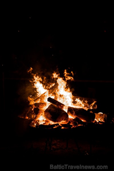 Senās uguns nakts ietvaros sveču un ugunskura gaismā Liepājas pludmalē noslēdzās jau devītais festivāls 