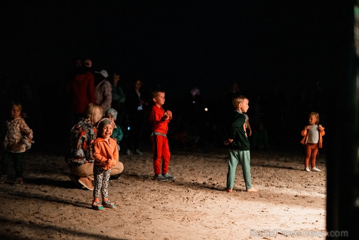 Senās uguns nakts ietvaros sveču un ugunskura gaismā Liepājas pludmalē noslēdzās jau devītais festivāls 