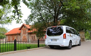 Travelnews.lv apceļo Latviju ar jauno biznesa klases mikroautobusu «Mercedes-Benz V-Klase» 43
