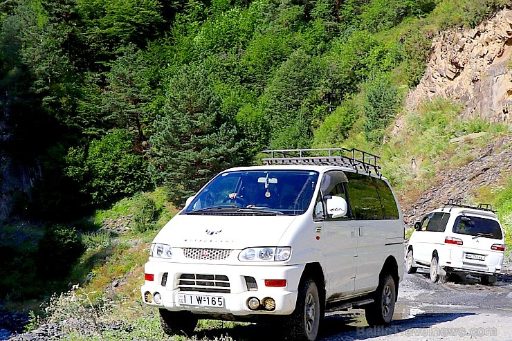 Travelnews.lv ar 4x4 mikroautobusu izbrauc Kaukāza kalnu serpentīnus. Atbalsta: Georgia.Travel 265300