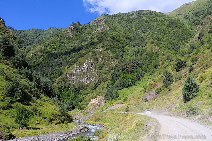 Travelnews.lv ar 4x4 mikroautobusu izbrauc Kaukāza kalnu serpentīnus. Atbalsta: Georgia.Travel 265301