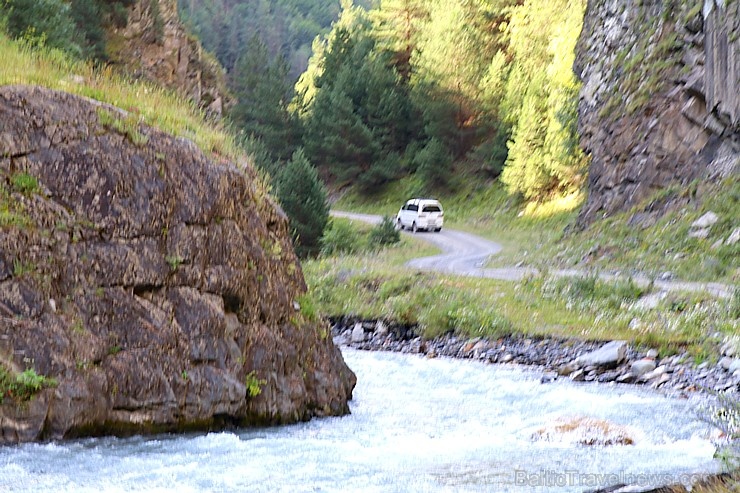 Travelnews.lv ar 4x4 mikroautobusu izbrauc Kaukāza kalnu serpentīnus. Atbalsta: Georgia.Travel 265303