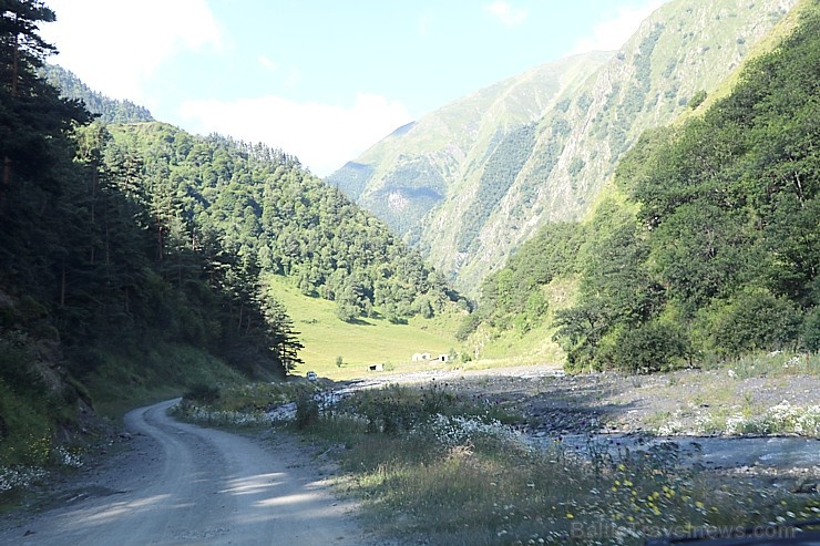 Travelnews.lv ar 4x4 mikroautobusu izbrauc Kaukāza kalnu serpentīnus. Atbalsta: Georgia.Travel 265304