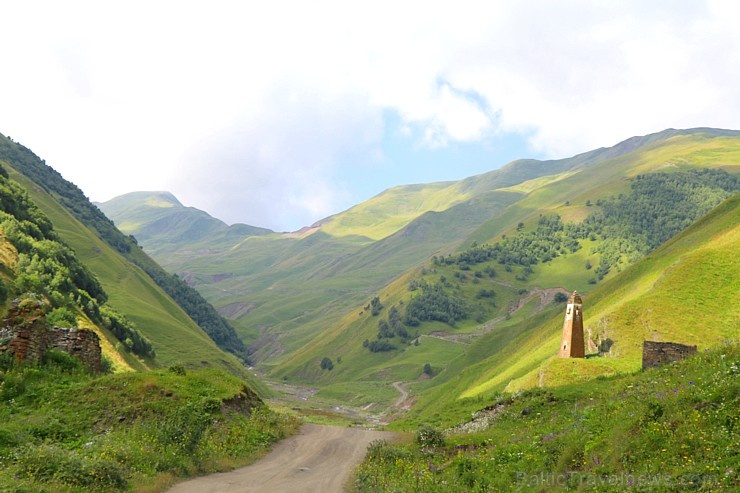 Travelnews.lv ar 4x4 mikroautobusu izbrauc Kaukāza kalnu serpentīnus. Atbalsta: Georgia.Travel 265317